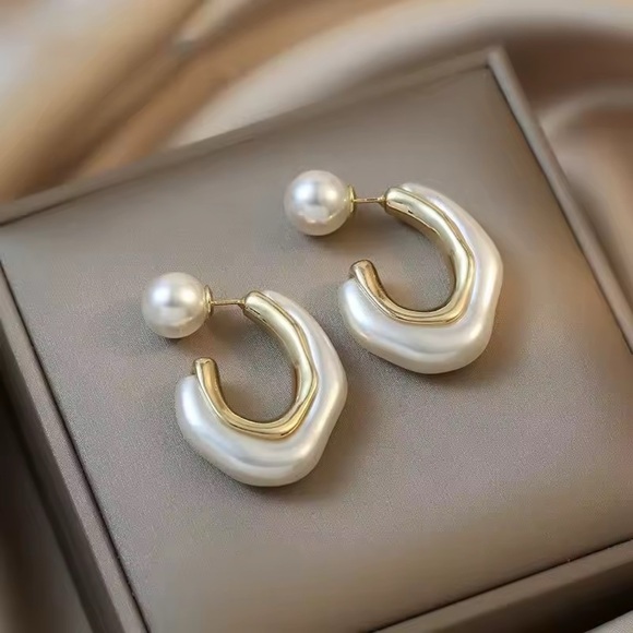 Elegant Gold and Pearl Earrings - Picture 2 of 4